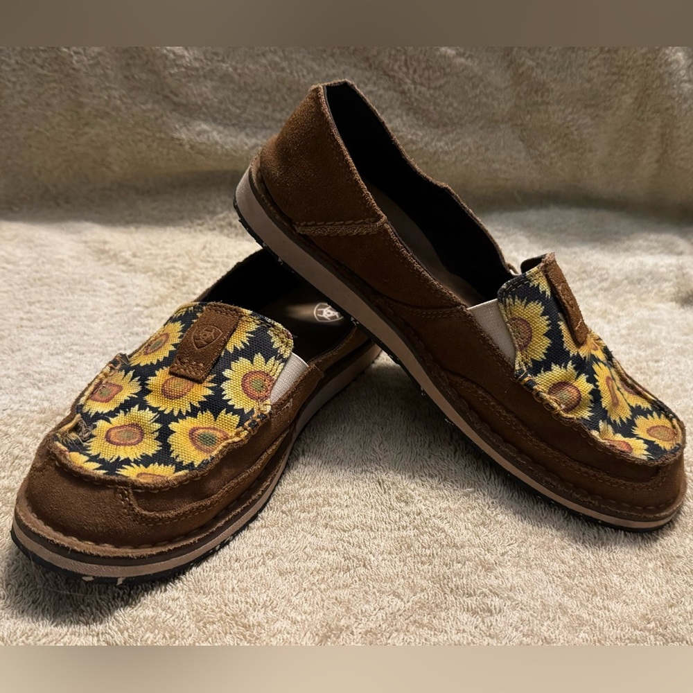 Ariat Cruiser Sunflower women’s size 8.5 EUC